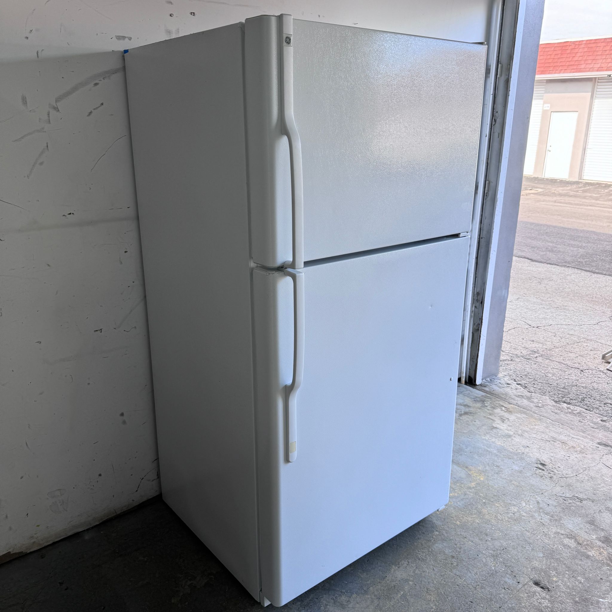 GE Top and Bottom Refrigerator GE Top and Bottom Refrigerator